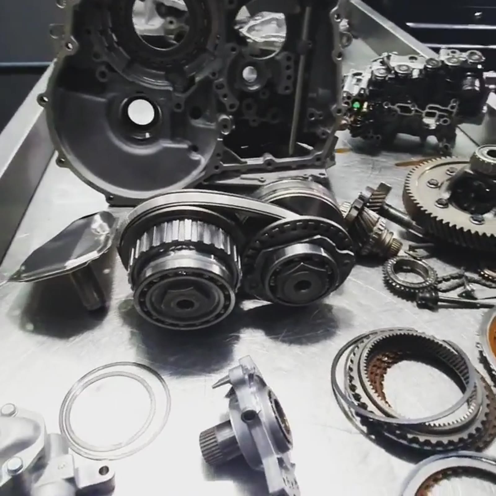 Câmbio automático CVT desmontado no laboratório da Eletrovel — Florianópolis/SC